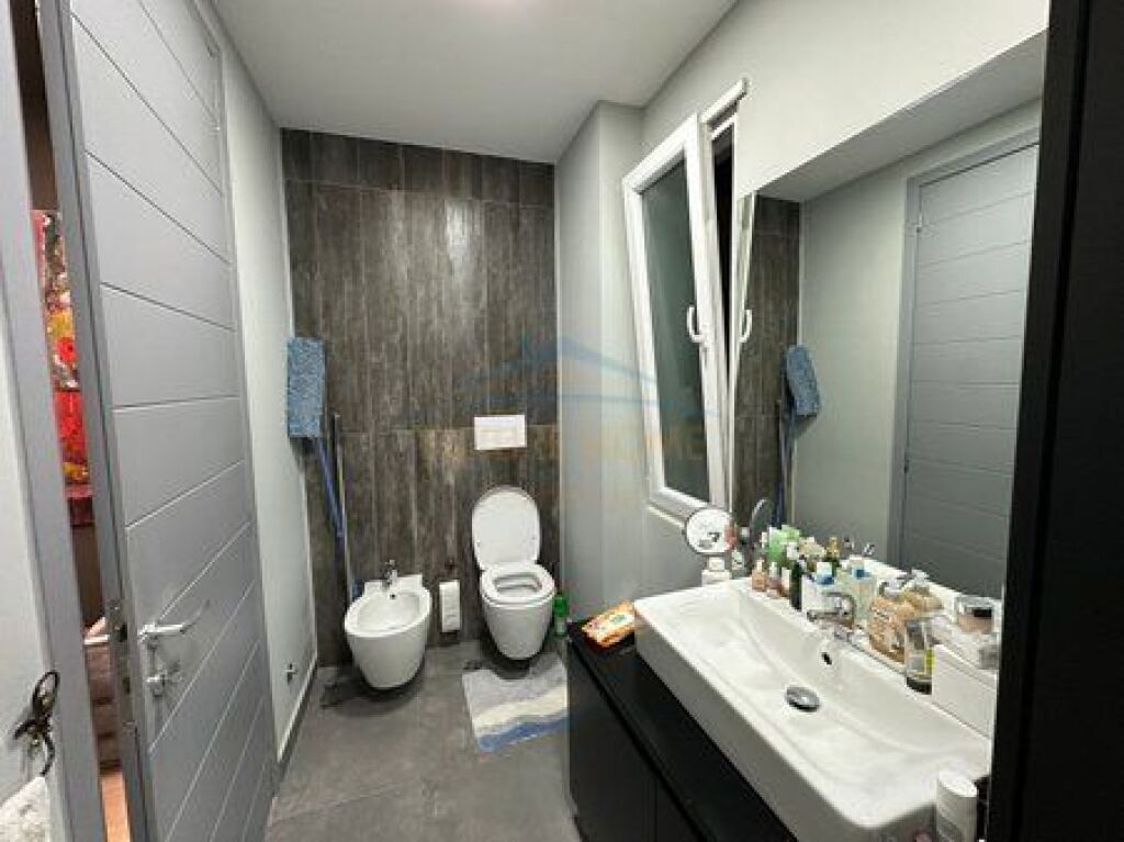 Shitet, Apartament 2+1 , Liqeni i Thate, Tirane