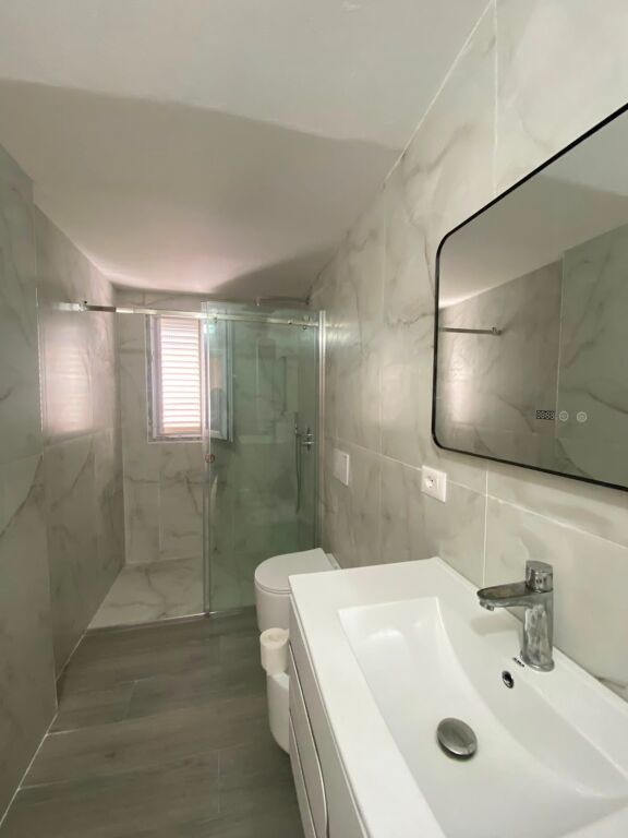 Apartament 1+1 me Qira – Spitallë, pranë Postës Shqiptare