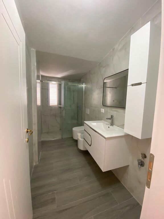 Apartament 1+1 me Qira – Spitallë, pranë Postës Shqiptare