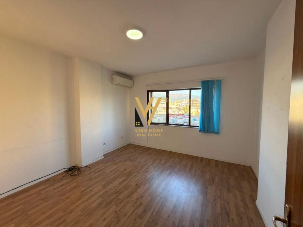 JEPET ZYRE 75 M2 ME QIRA TEK RRUGA E KOSOVARVE 60.000 LEKE