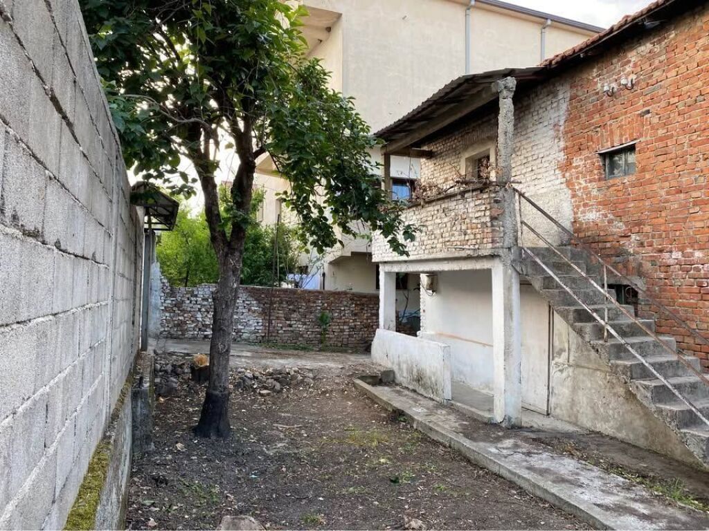 PROPRIETÀ IN VENDITA – OPPORTUNITÀ DI INVESTIMENTO IN RESIDENZIALE Posizione: Tirana, Albania (Zona Rossa / Zona di Costruzione ad Alta Densità)
