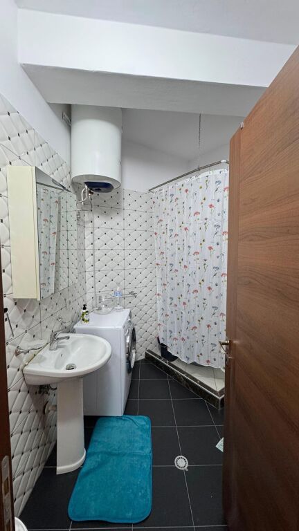 🏢Pak minuta larg Martenitetit te Ri jepet me qera apartament 1+1,i mobiluar. 55,000Leke