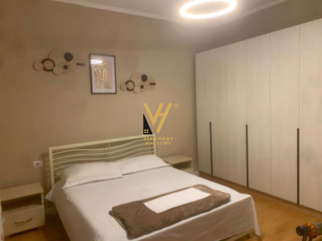 JEPET HYRJE 1+1 ME QERA TE KODRA E PRIFTIT 40.000 LEKE