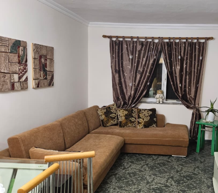 Jepet apartament 2+1 me qera tek 21 Dhjetori , Rruga e Kavajes .