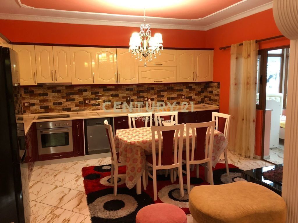 APARTAMENT ME QIRA 3+1+2, NE HYRJE TE VILAVE AMERIKANE, TIRANE!