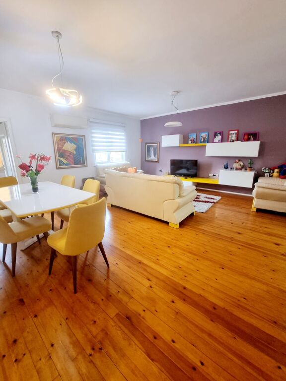 👌Super lokacion.  🏢Jepet super apartament 2+1+2 prane  rruges se Kosovareve