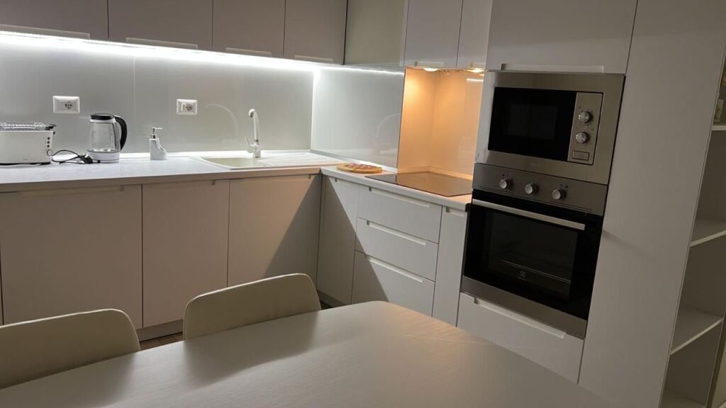 Appartamento in Affitto in Lungomare Vlora “Cameria   ” ,Strada