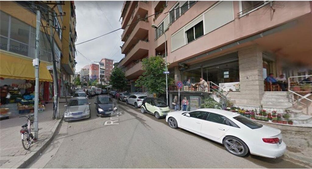 Locale commerciale in vendita a Kodra e Diellit