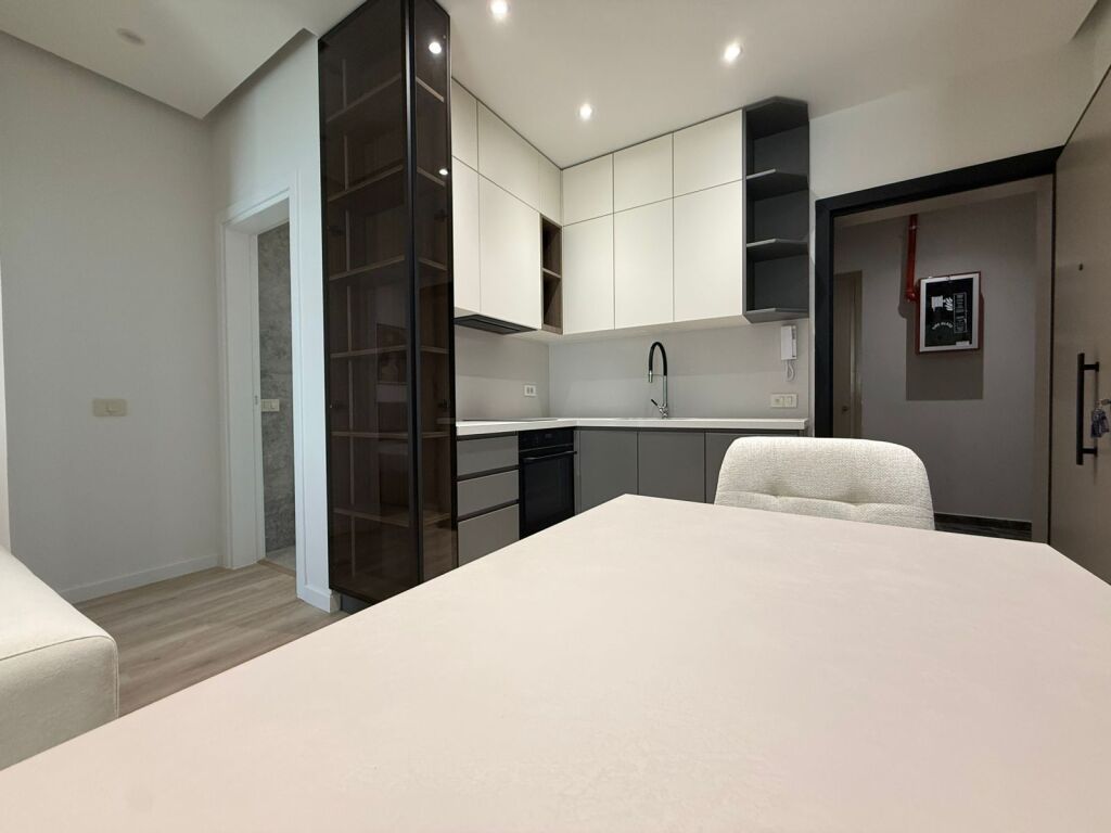 📣 QERA SUPER Apartament 1+1 +Post parkimi 📍 Golden Tower Residence 🛣️ Rruga “Mine Peza” ✨   🏢 Ndertim i Ri  🪜 Kati 2 (Me Ashensor)  🛋️ Mobiluar Me Kushte Bashkekohore  ✅ I Pa Banuar Me Pare   💶 Cmimi 1300 euro /Muaj Bruto