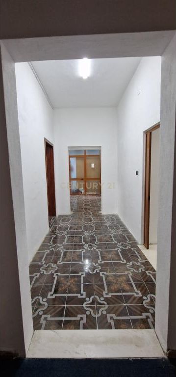 Jepet me qera Godinë dykatëshe buzë rrugës Jordan Misja, pranë Hipotekës!