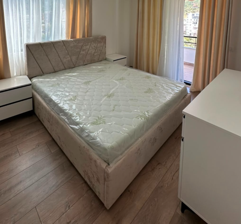 Shitet apartament 2+1+Verande tek Liqeni i Thate , Kopshti Botanik , Kopshti Zoologjik .