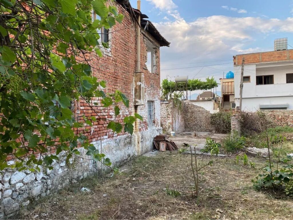 PROPRIETÀ IN VENDITA – OPPORTUNITÀ DI INVESTIMENTO IN RESIDENZIALE Posizione: Tirana, Albania (Zona Rossa / Zona di Costruzione ad Alta Densità)