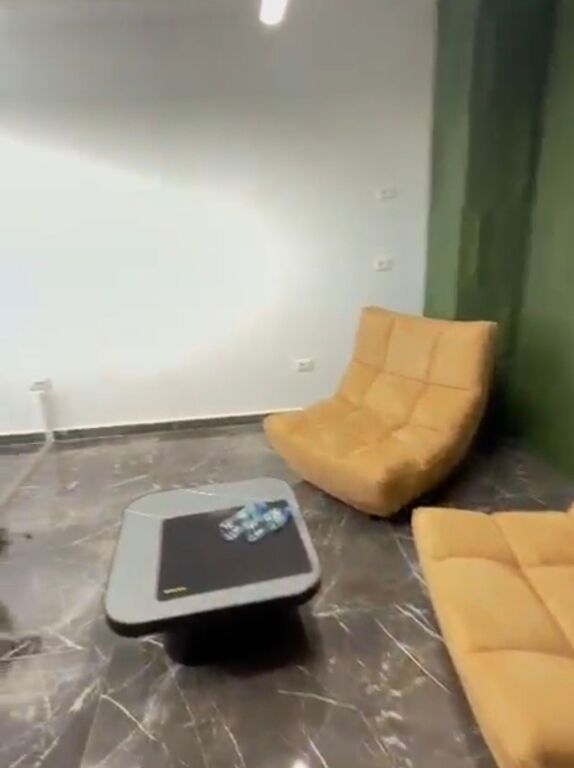 Zyre me qira tek Zogu i Zi!