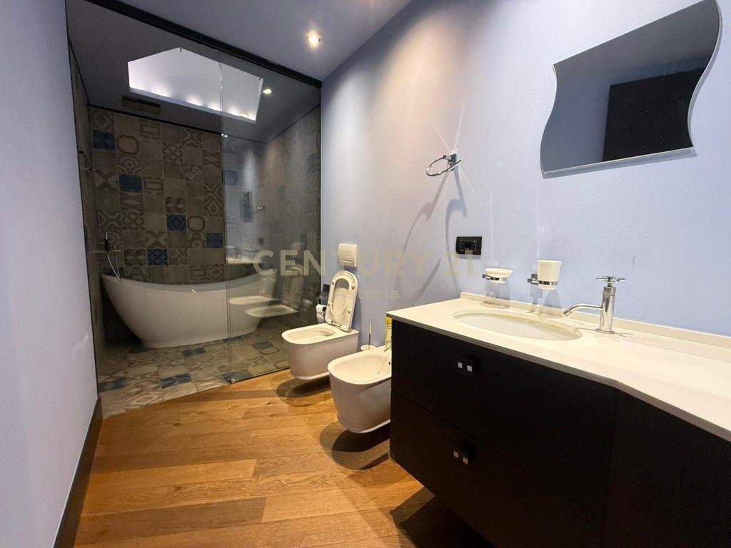 Penthouse Modern me Qira në Astir – Super Hapësirë, Stil Luksoz &amp; Privatësi Maksimale