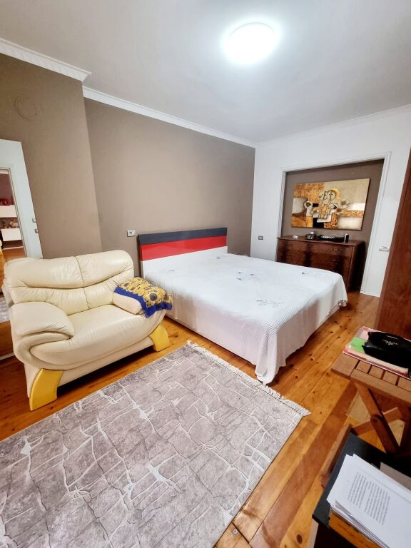 👌Super lokacion.  🏢Jepet super apartament 2+1+2 prane  rruges se Kosovareve