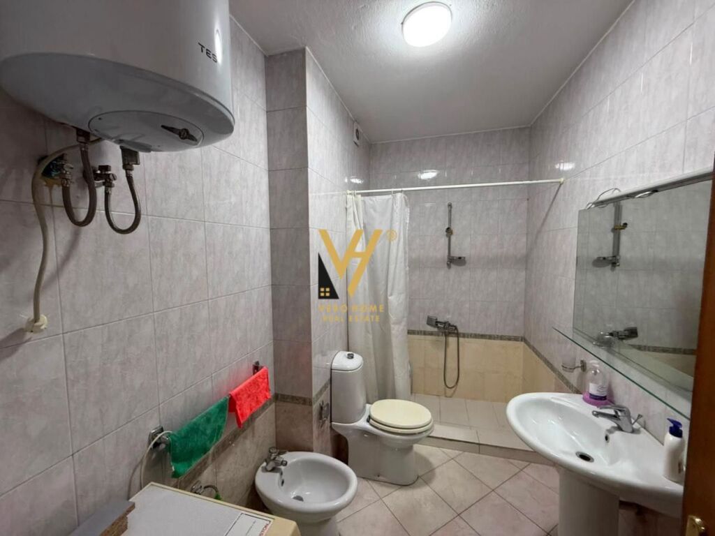 JEPET ZYRE 75 M2 ME QIRA TEK RRUGA E KOSOVARVE 60.000 LEKE