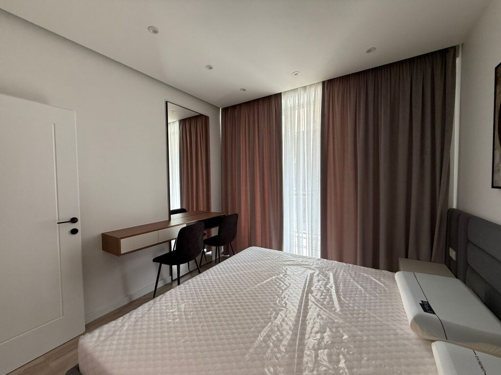 📣 QERA SUPER Apartament 1+1 +Post parkimi 📍 Golden Tower Residence 🛣️ Rruga “Mine Peza” ✨   🏢 Ndertim i Ri  🪜 Kati 2 (Me Ashensor)  🛋️ Mobiluar Me Kushte Bashkekohore  ✅ I Pa Banuar Me Pare   💶 Cmimi 1300 euro /Muaj Bruto