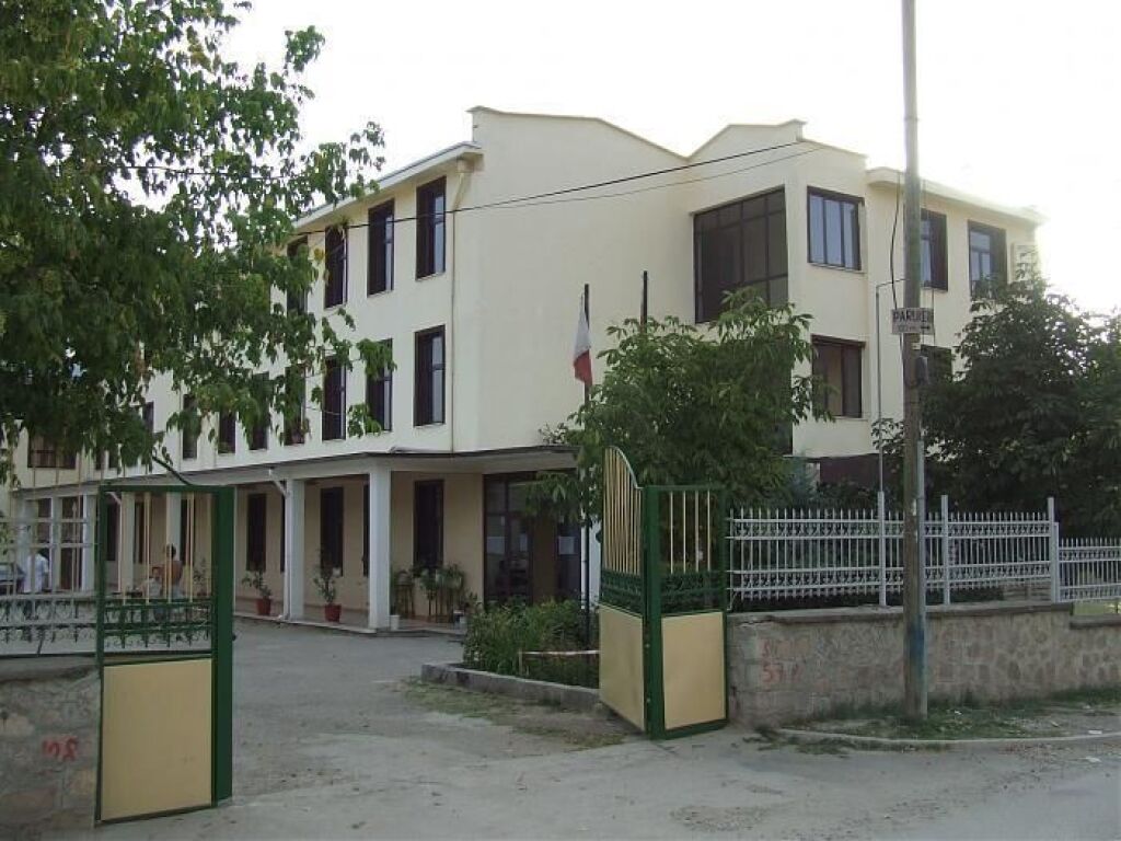 Jepet me qira apartament ne Lagja 10 Korce