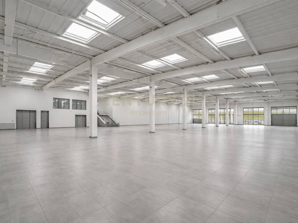 JEPET ME QIRA MAGAZINE 1100M2 NE KOMBINAT 3,300 € /Muaj