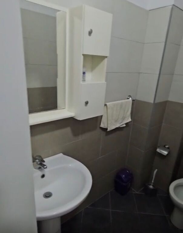 Apartament 2+1 me qira tek Rr Kavajes!