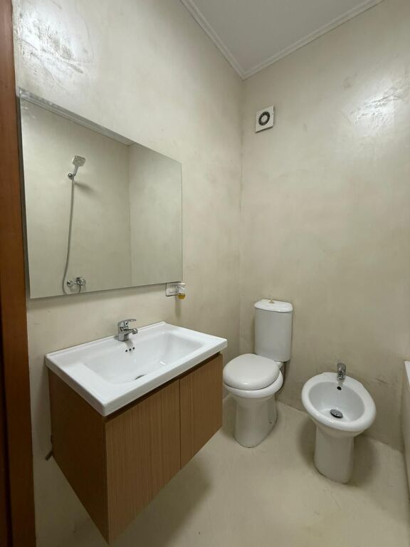 JEPET ME QIRA APARTAMENT 2+1+2 – PRANË FRESKUT   ID 5408