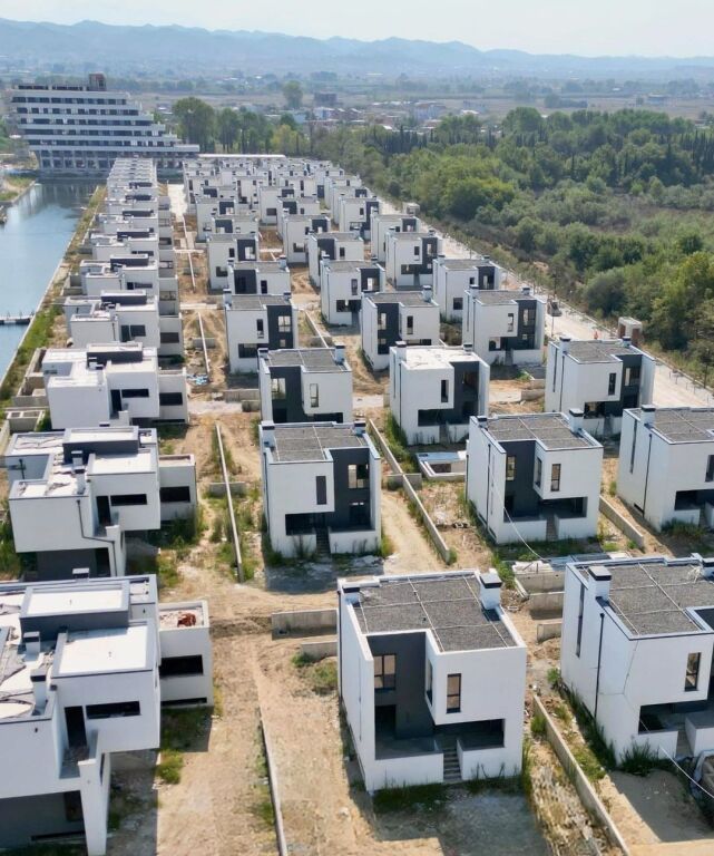 Shitet vile 2 kateshe tek Rezidenca Turquoise Marina , Gjiri i Lalezit , Hamallaj , Durres .
