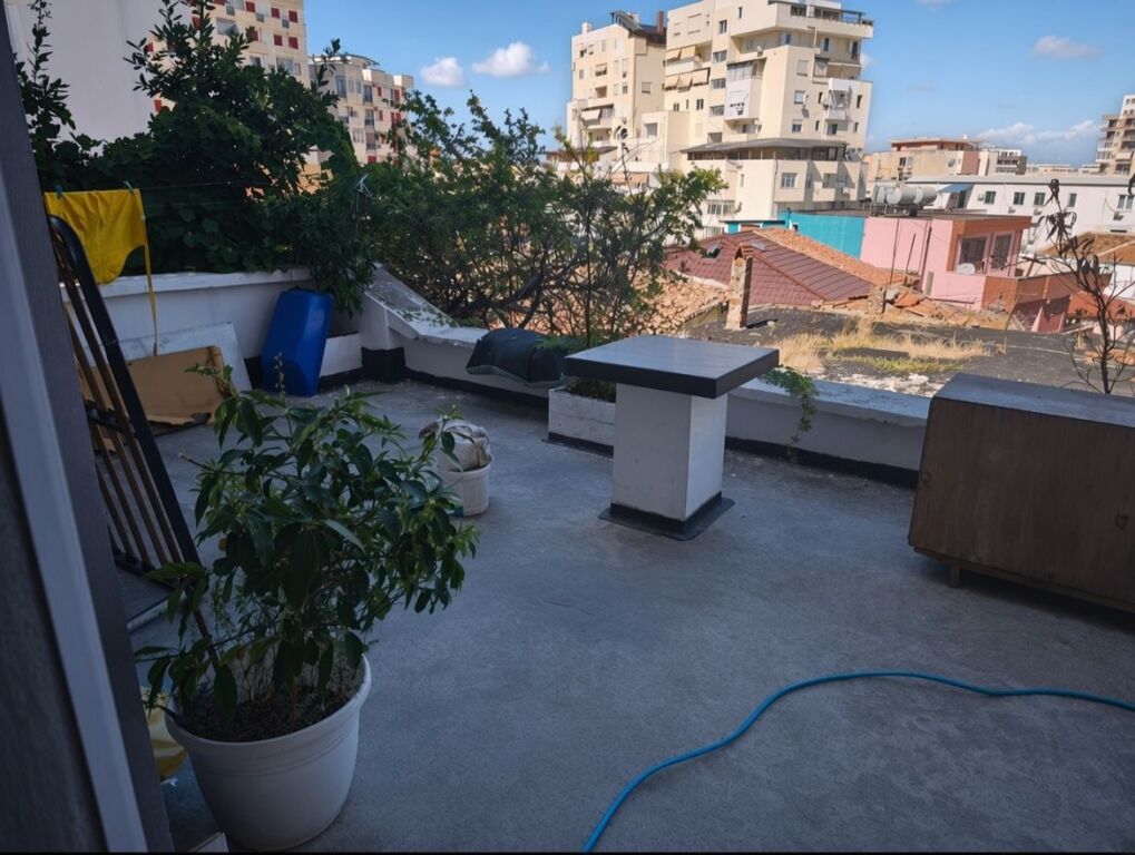 Jepet me qera ne Durres kati i parë i nje shtepie private
