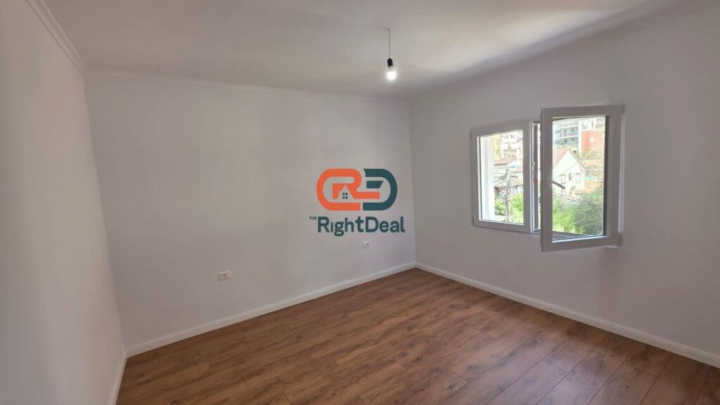 Vicino al Ginnasio Partizani, Super Appartamento 1+1 in Vendita, Ideale per Vivere e Investire!!!