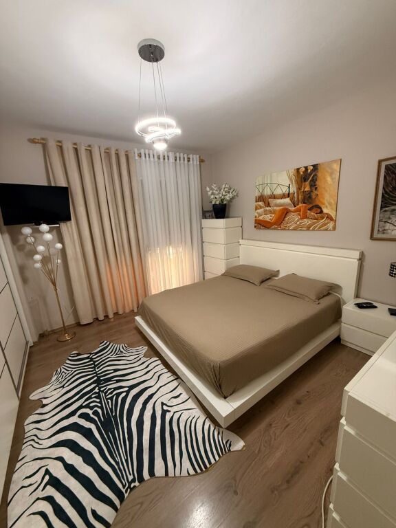 🏡 Apartament 1+1 me qera  📍 Kodra e Diellit, ngjitur me kopshtin botanik 💰 Çmimi: 80.000 Lekë/Muaj (i diskutueshëm)