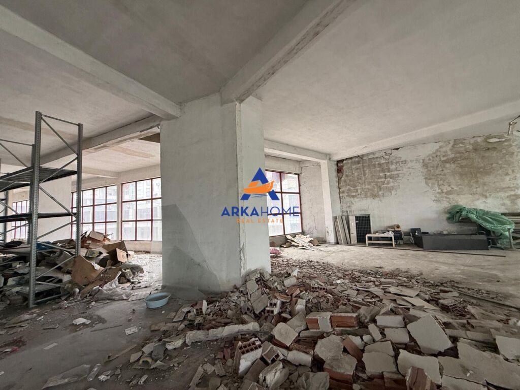 JEPET ME QIRA AMBIENT KOMERCIAL 2000 M2 "KTHESA E KAMZES" 12.000 EURO