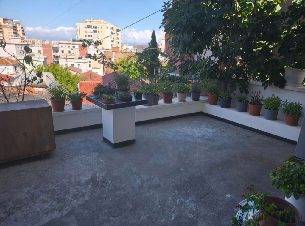 Jepet me qera ne Durres kati i parë i nje shtepie private