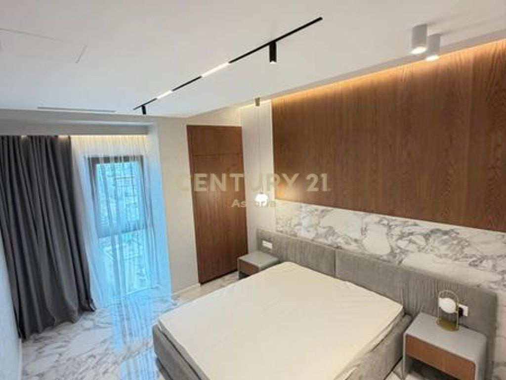 Shitet Duplex luksoz 221 m² + parkim te mbyllur te "Square 21", Tiranë