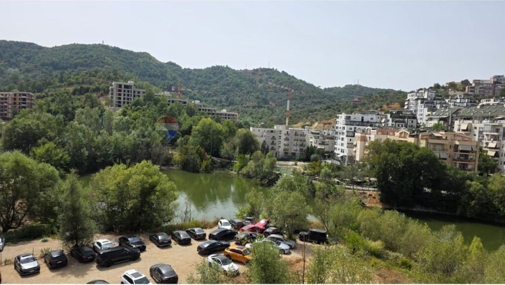 Shitet apartament 2+1 me pamje nga Liqeni i Thate