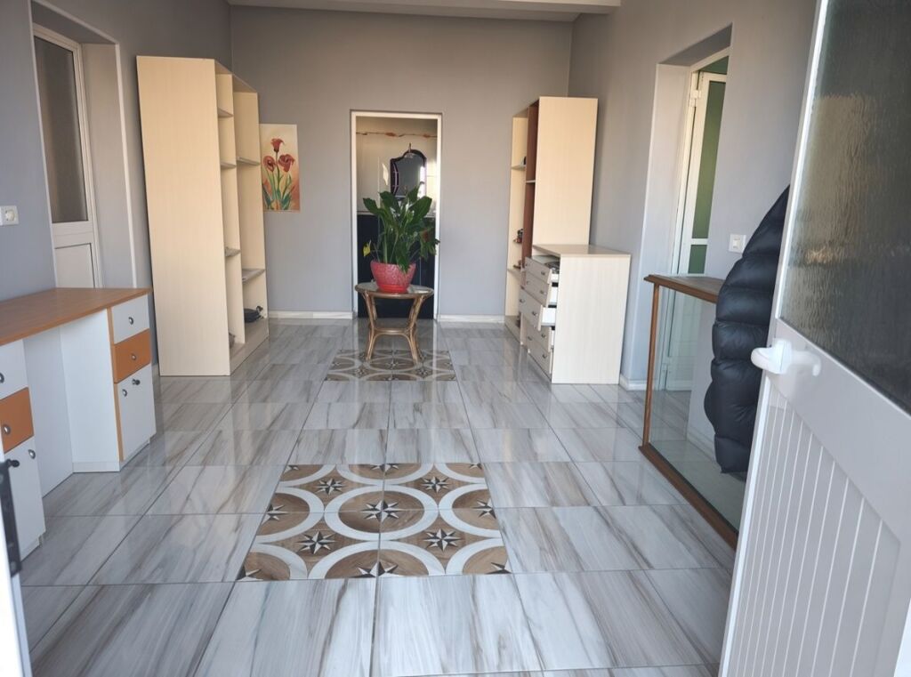 Jepet me qera ne Durres kati i parë i nje shtepie private