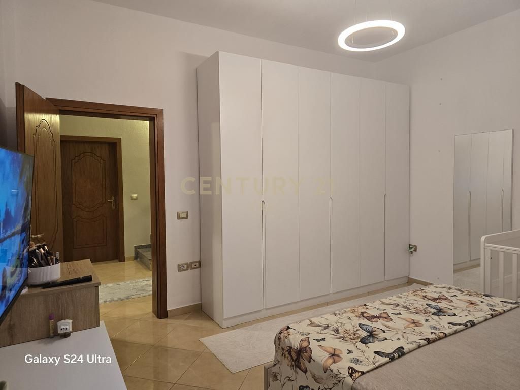 TERRENO+AMBIENTE+VILLA SU DUE PIANI CON SOFFITTA ( 411m2 costruzione )