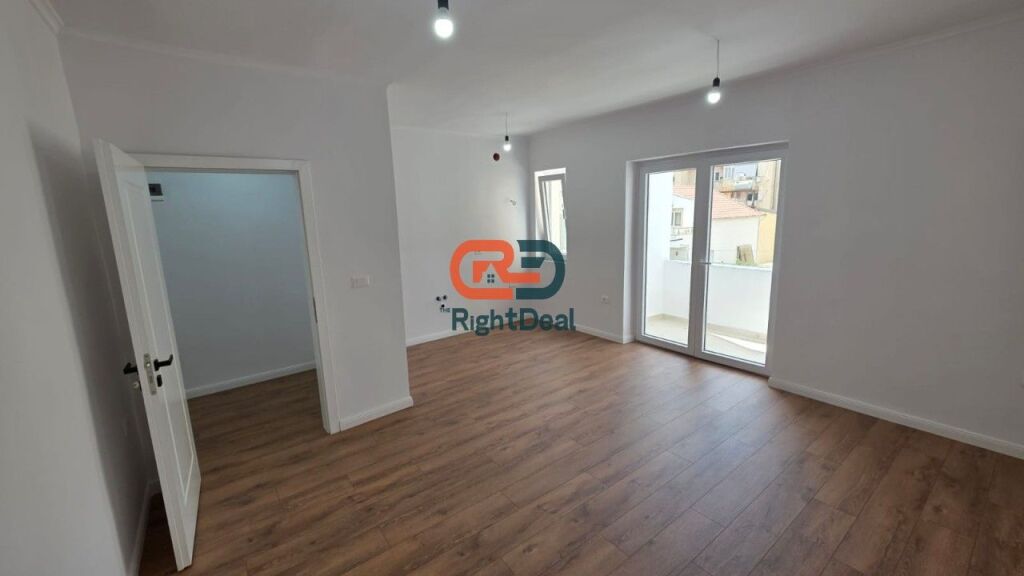 Vicino al Ginnasio Partizani, Super Appartamento 1+1 in Vendita, Ideale per Vivere e Investire!!!