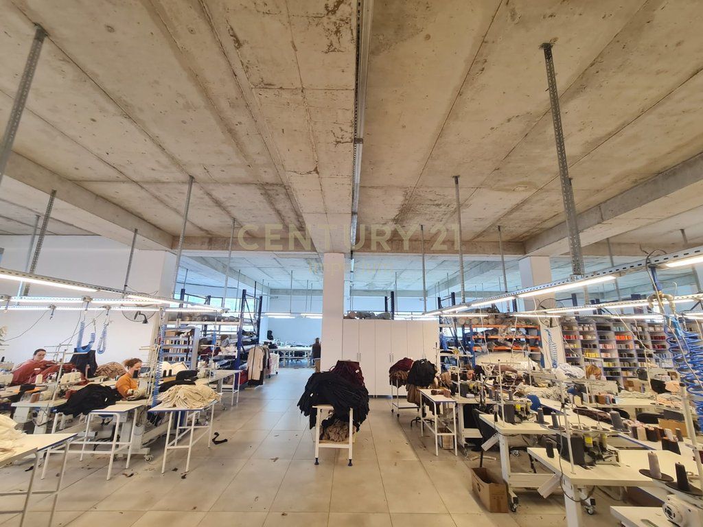 JEPET ME QIRA MAGAZINE 1100M2 NE KOMBINAT 3,300 € /Muaj