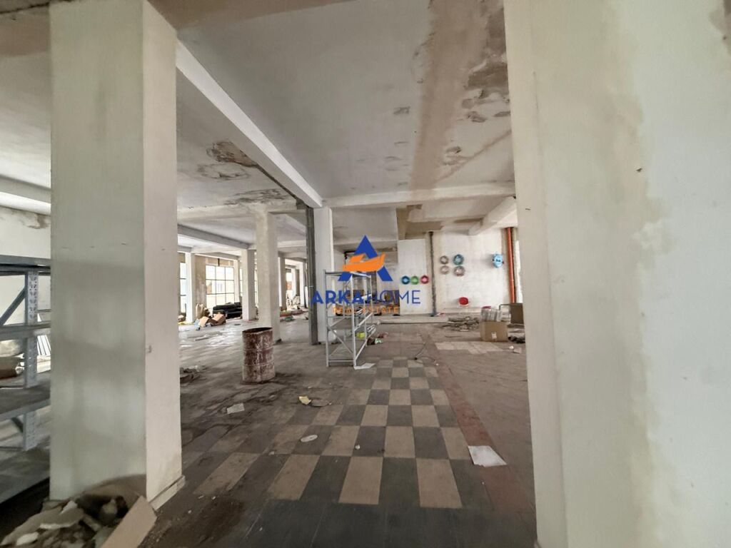 JEPET ME QIRA AMBIENT KOMERCIAL 2000 M2 "KTHESA E KAMZES" 12.000 EURO