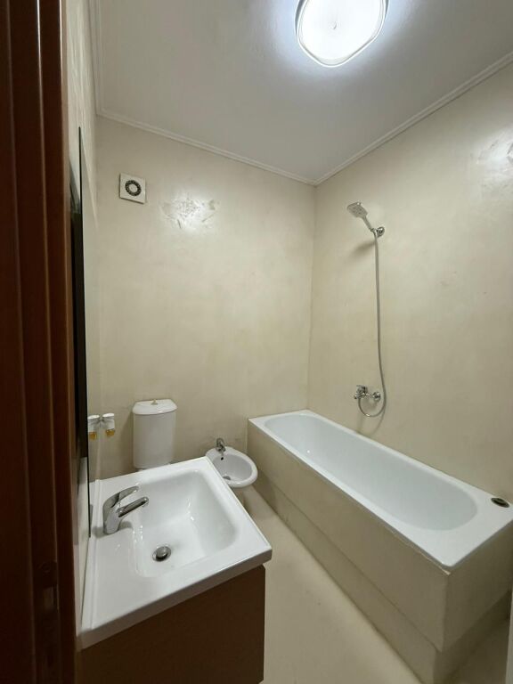 JEPET ME QIRA APARTAMENT 2+1+2 – PRANË FRESKUT   ID 5408