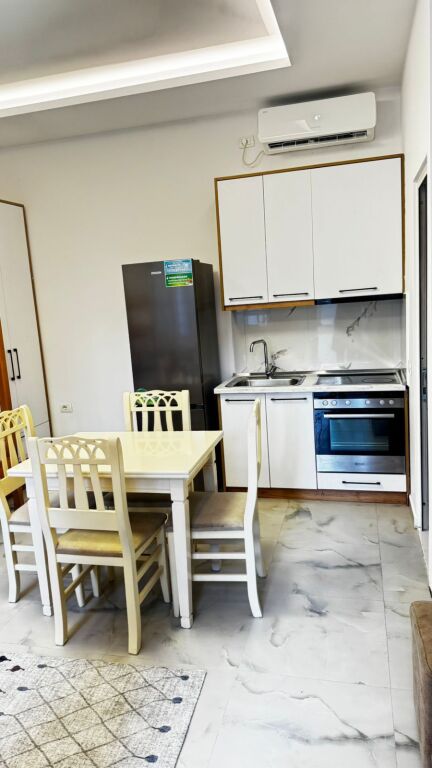 🏢Ne zonen e 5 Majit,pas Concord Center,jepet me qera garsoniere 40m2,e mobiluar. 40,000Leke    