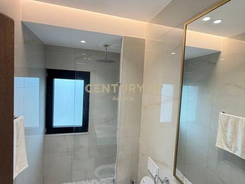 Shitet Duplex luksoz 221 m² + parkim te mbyllur te "Square 21", Tiranë