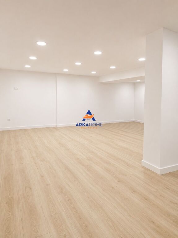AFFITTASI NEGOZIO SULLA STRADA 100 M2 "ALLA COMUNE DI PARIGI" 1500 EURO