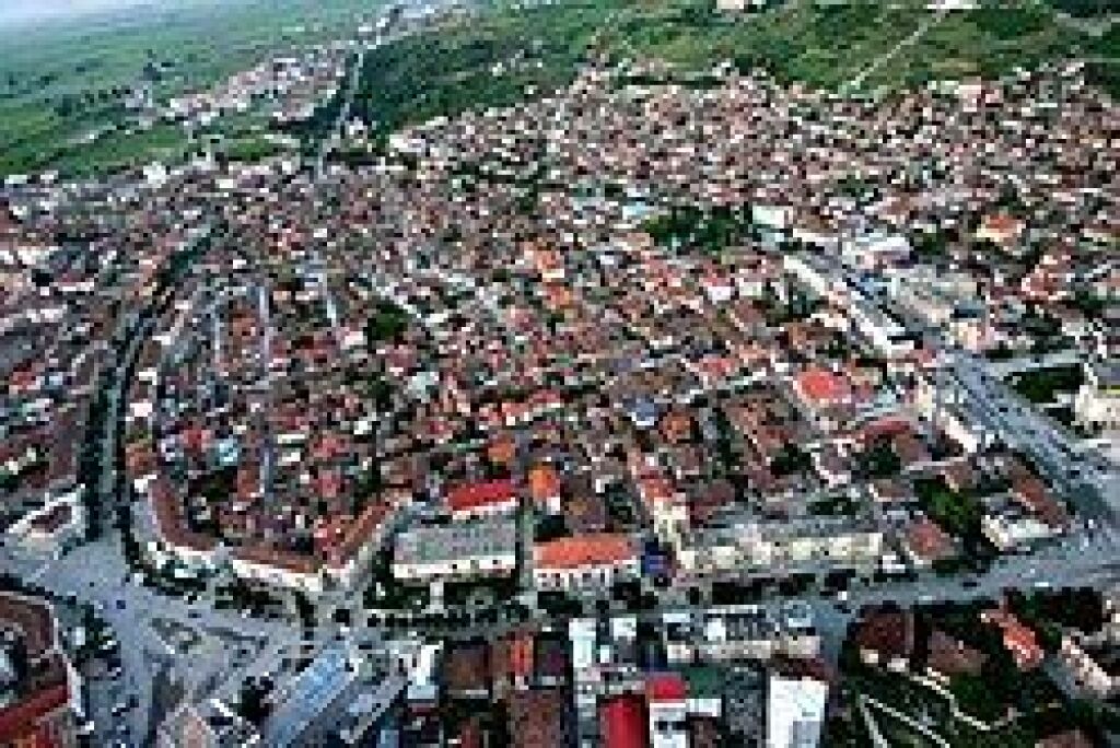Jepet me qira apartament ne Lagja 10 Korce