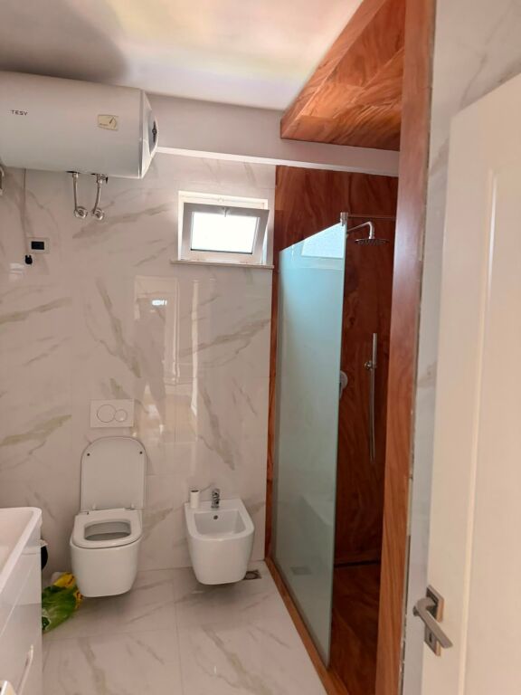 SHTEPI ME QIRA 2+1+2+4 POSTE PARKIMI - SAUK I RI, TIRANE