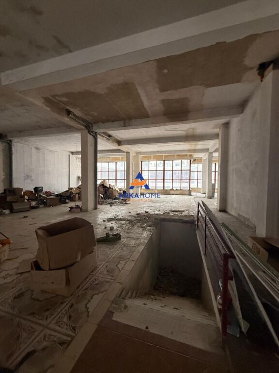 JEPET ME QIRA AMBIENT KOMERCIAL 2000 M2 "KTHESA E KAMZES" 12.000 EURO