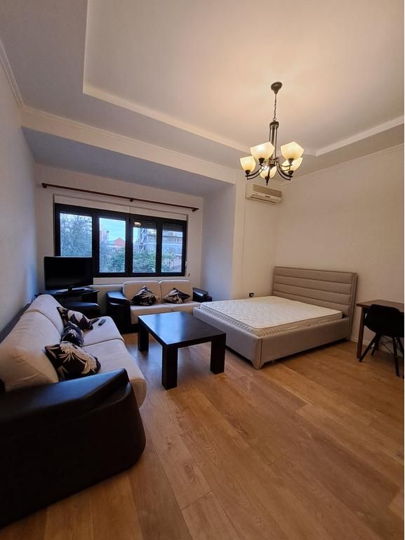 Ofrohet me qera garsoniere/studio tek Pazari i Ri , Rruga Hoxha Tahsim.