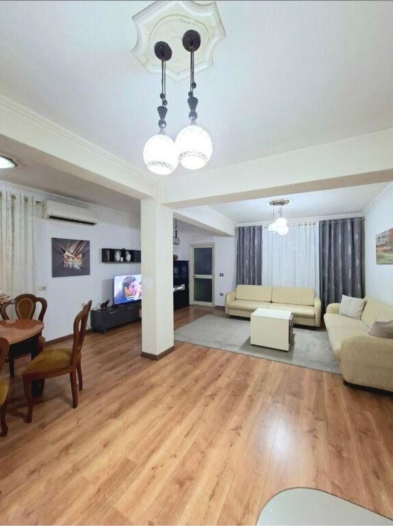 Qera | Vilë 2 + 1+2| Rruga Niko Avrami | 700 €/muaj