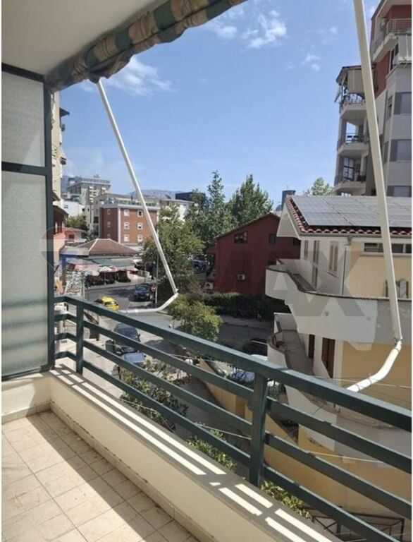 Apartament - Për Shitje - Komuna e Parisit, Tiranë