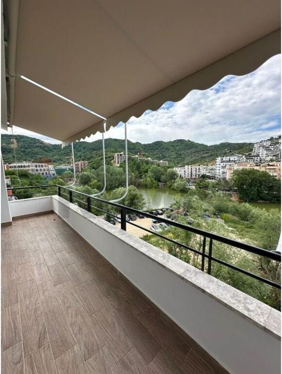 Shitet apartament 2+1 me pamje nga Liqeni i Thate