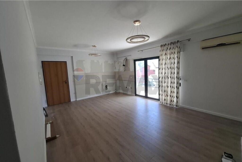 Apartament - Për Shitje - Komuna e Parisit, Tiranë